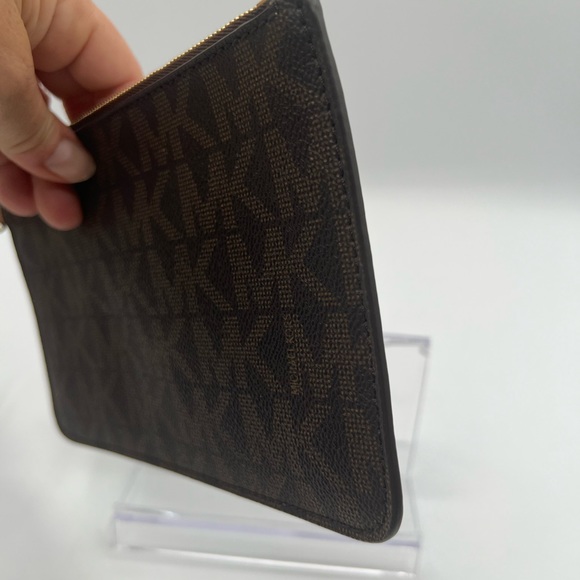 Micheal Kors logo monogram wristlet clutch removable strap like new - Picture 4 of 5